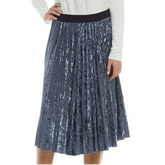 Gianni Bini woman’s dark blue velvet skirt - Picture 2 of 8